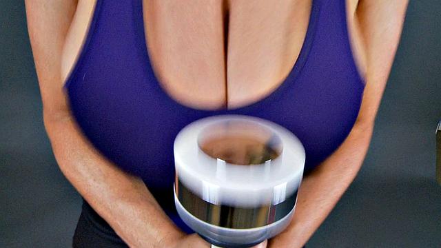 блондинка и брюнетка дрочат с jackweight и трясут сиськами