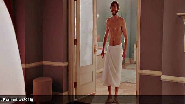 Лиам Хемсворт медленно раздевается и оборачивается полотенцем