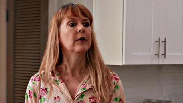 Busty cougar sucking before threeway with little guys