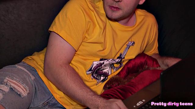 Squirting French Babe Wants Laptop