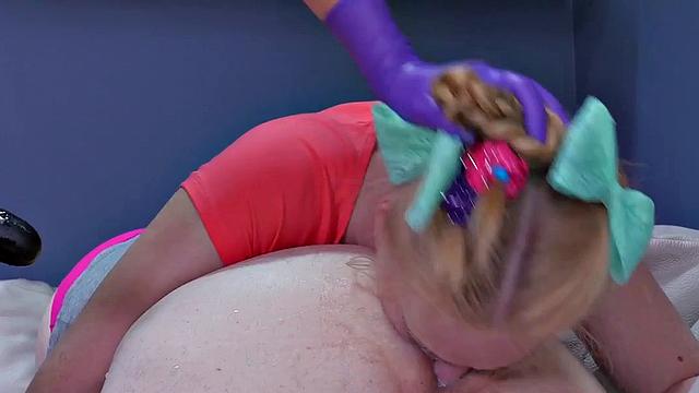 Блондинка-рабыня получает анал и глубокий минет в тройничке