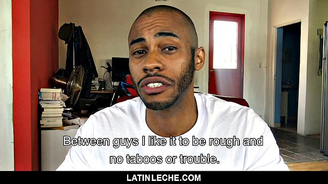 Татуированный парень из Уругвая жадно обслуживает двух мощных парней