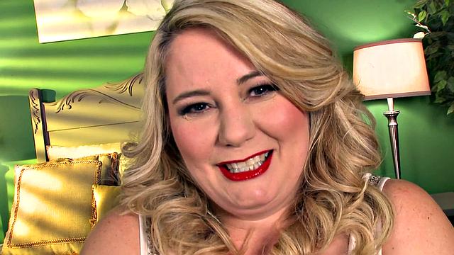 южная пышка с роскошной грудью и аппетитной попкой трахается на свежем воздухе