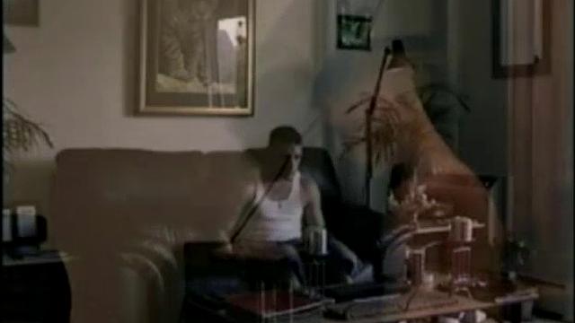 Базз и Энрике решили, что две руки - лучше одной, а шутки тут сами просятся в кадр.