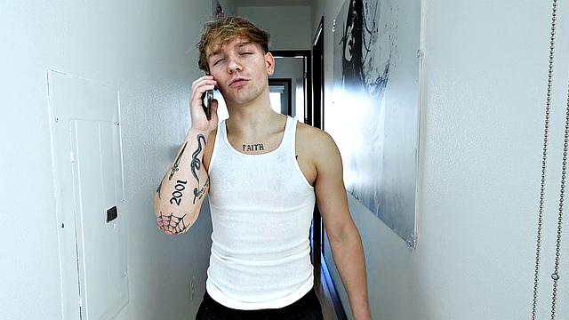 Шатенка забывает про бывшего в объятиях сводного брата