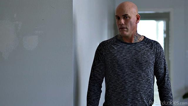 Хейли Спейдс пускает жаркого гостя прямиком в гладкую киску, а Деррик Пирс шутит - запасные простыни пригодятся!