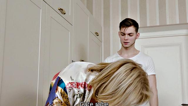 Блондинка изменяет мужу - страсть с молодым доводит до безумия