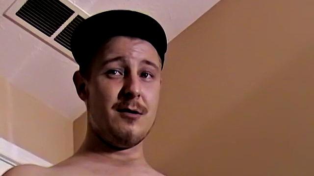 Крикет дрочит с твёрдым членом