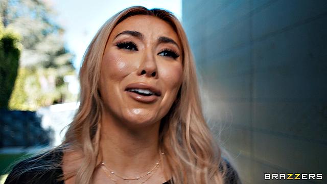 Продавщица Cyber Doll так охотно сосёт и стонет, что даже Van Wylde офигел от её таланта - шоу на крыльце, потом жаркий секс в доме, и всё это с перебором, как ей нравится.