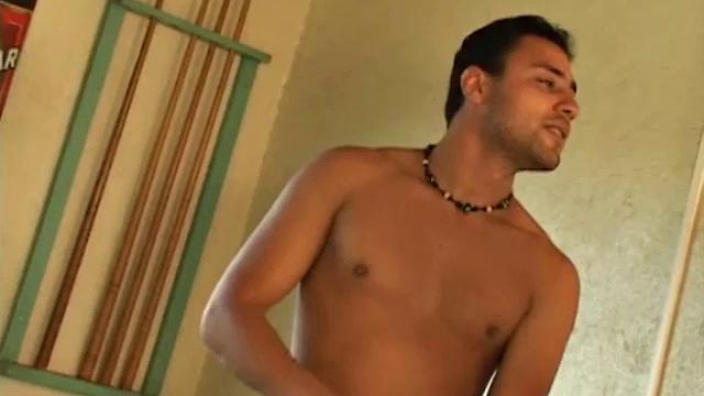 Латиносы-футболисты после матча устроили гол на бильярде