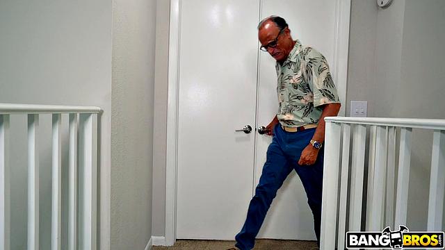 Камила Кортез не может остановиться - батюшка берется за дело, и секс быстро вытесняет молитвы.