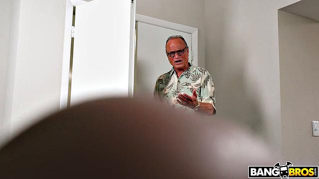 Камила Кортез не может остановиться - батюшка берется за дело, и секс быстро вытесняет молитвы.