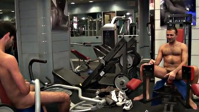 Amateur gym guys enjoy anal 3some and rimming in public gym