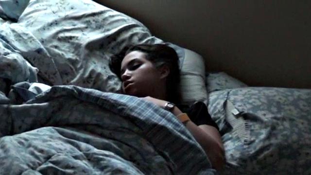 страстная брюнетка с аппетитом сосет яйца и жует жвачку