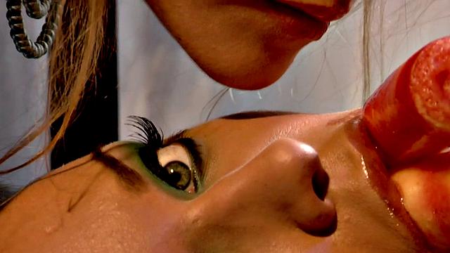 блондинистые лесби в чулках устроили битву за звание королевы лизания