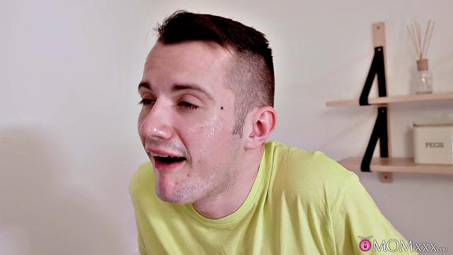 Зрелая Crystal Swift отвлекается на секс с пасынком во время уборки.