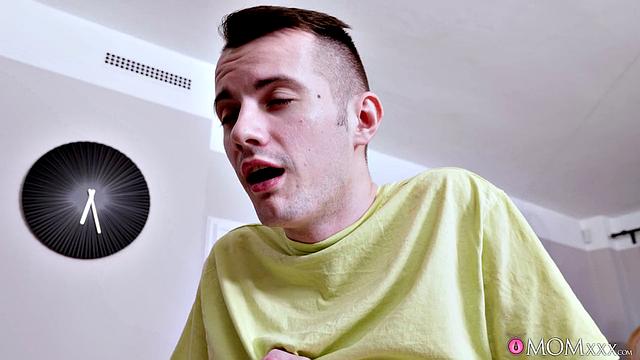 Зрелая Crystal Swift отвлекается на секс с пасынком во время уборки.