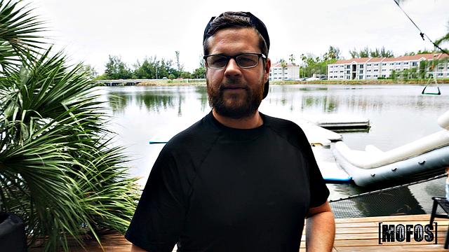 Эмбер Спрингс и Лукас Фрост жарко трахаются у озера после пикника на шашлыках.