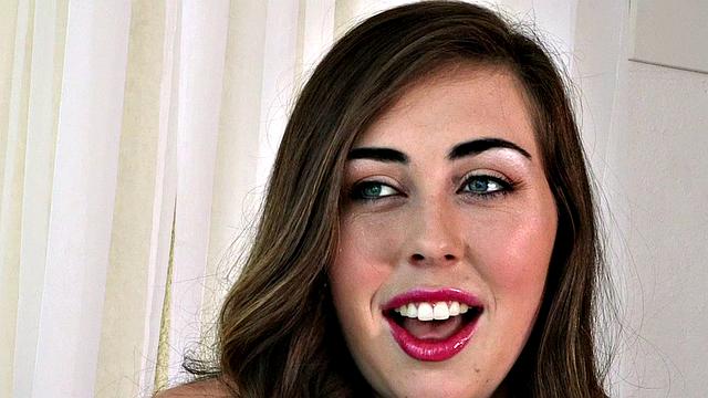 брюнетка Лекси мастурбирует в школьном спортзале