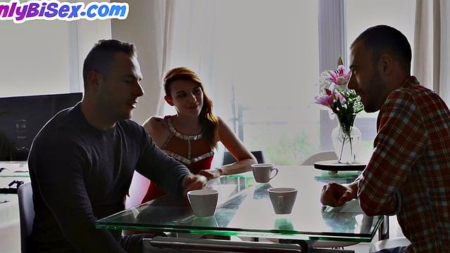 рыжая бисексуалка в страпоне в тройке после глубокого минета