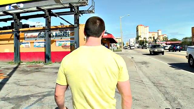 Черный покорный с пирсингом орет от белого жеребца на улице