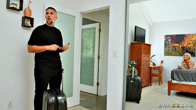 Кензи Тейлор мастурбирует и трахается с арендодателем на новом месте, показывая аппетитную жопу на камеру перед большим экраном