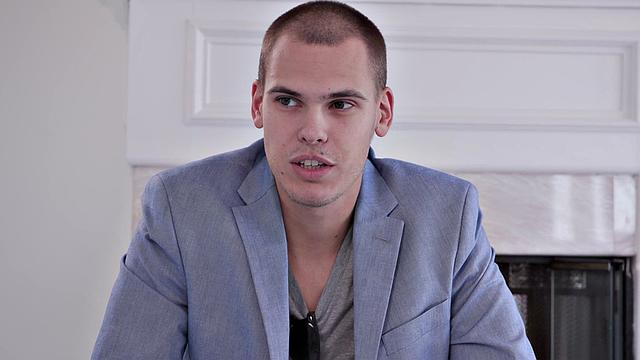 Babes ride bisexual men in kinky group before cum sprayed