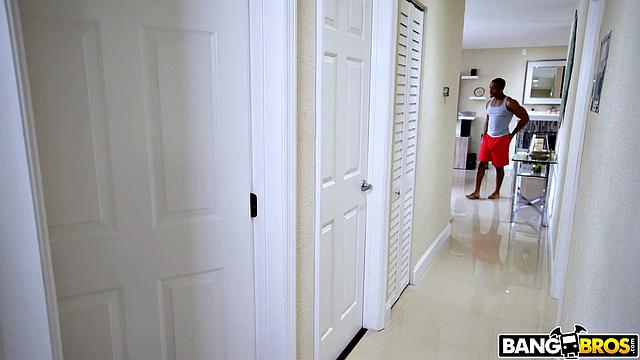 Ada Vera мастурбирует, а Mazee The Goat ловит момент и трахает её жёстко на камеру, сперма на лице взрослой брюнетки.