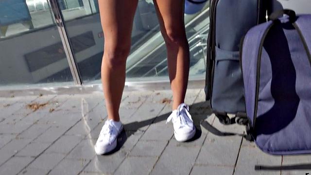 Pickup tanned babe in outdoor fuck after casting