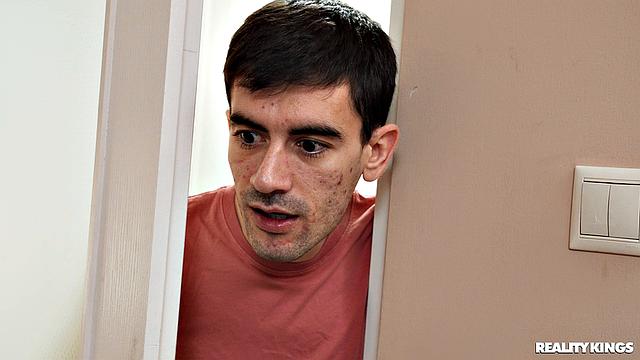 полез в её ноут, а оказался с её жопой на лице