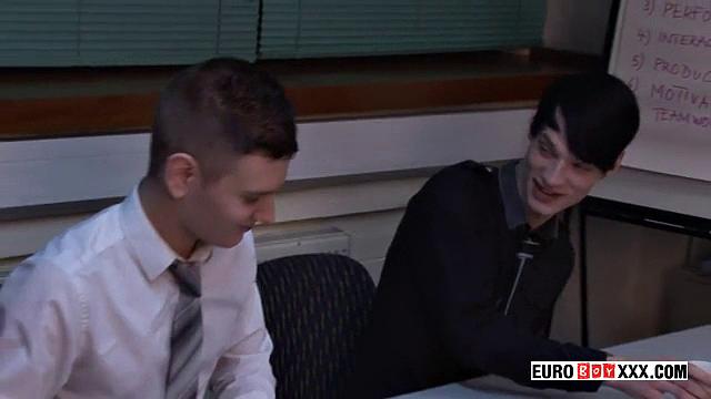 Bareback Business Twink 3way Fuck - Aaron Aurora, Shaun Mann &amp;amp; Skye Romeo