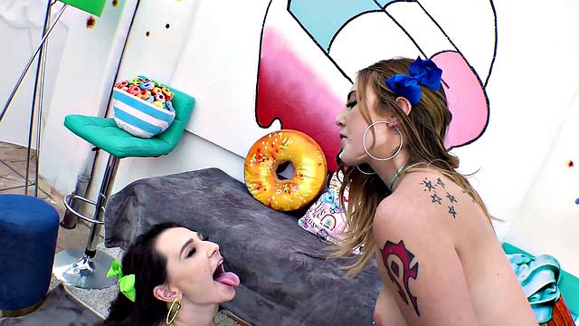 лиз разносит анал один за другим, будто на работе