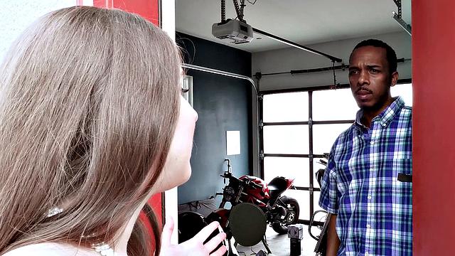 милфа не завела тачку, зато завела соседа