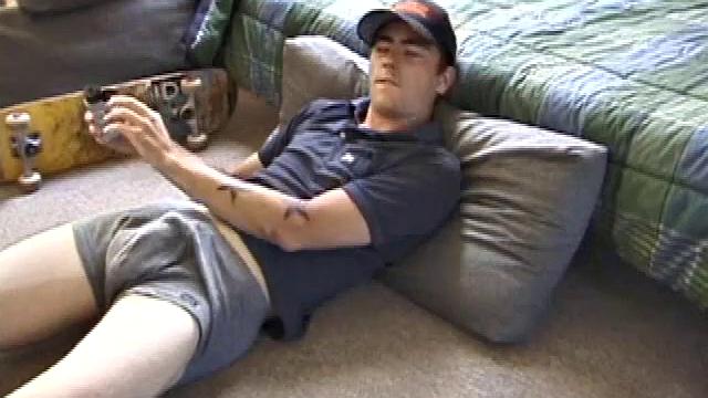 Дэн завис на полу: дрочит, смазывает и называет это утренней зарядкой