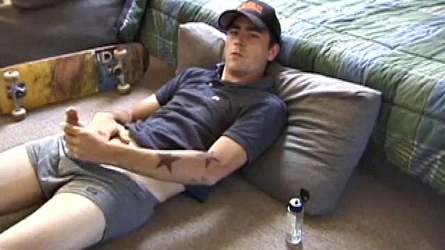 Дэн завис на полу: дрочит, смазывает и называет это утренней зарядкой