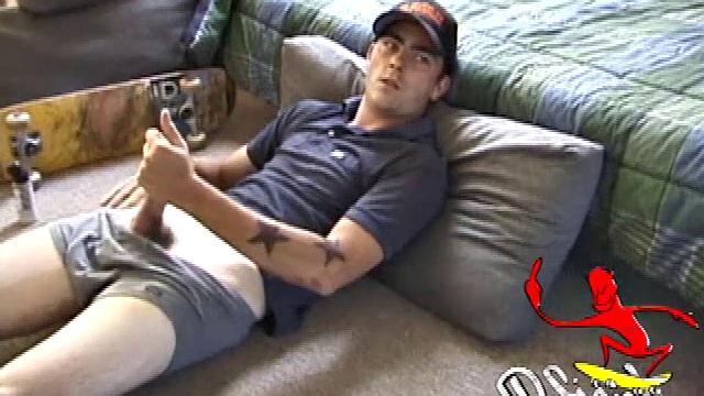 Дэн завис на полу: дрочит, смазывает и называет это утренней зарядкой