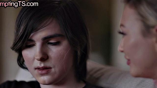 транс-девушка трахается с пышной блондинкой раком