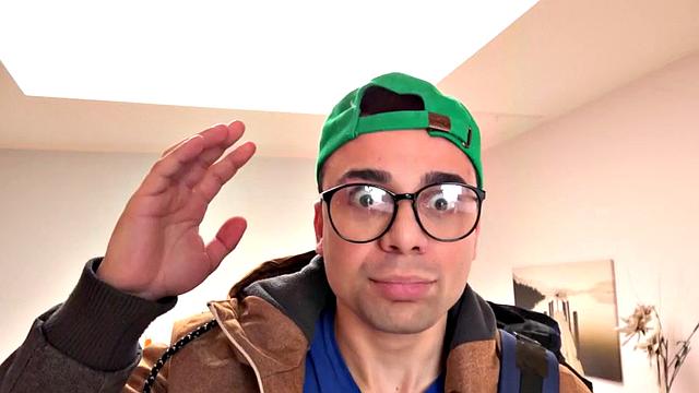 Британская милфа насаживается на член и ловит сперму на сиськи