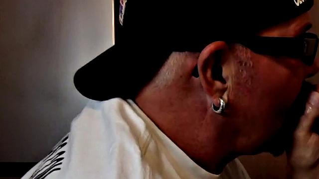 жадный парень у глори хола глотает крепкий член и не останавливается