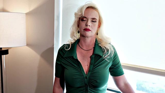 Лейси Джейн - зрелая милашка с большими сиськами и фирменный фейслифтинг