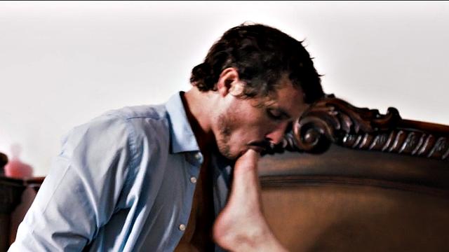 татуированная мачеха жадно сосет пасынку, а потом отдается по полной