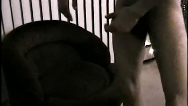 Энрике возвращается и получает глубокий минет от зрелой любовницы, сперма стекает по губам