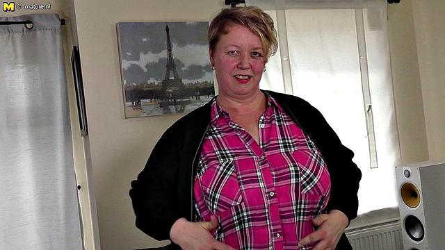 пышная зрелая не может остановиться - мастурбирует до дрожи