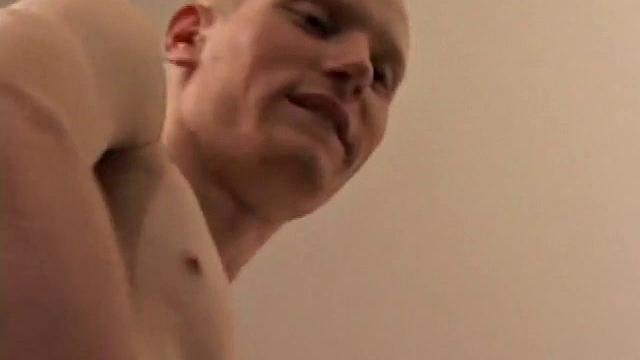 skinny kaos дрочит и кончает на камеру