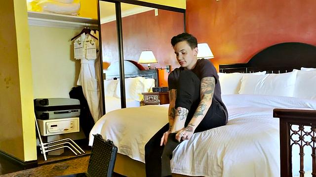 Тонкая татуированная транc-девочка страстно целует шикарную малышку за кадром