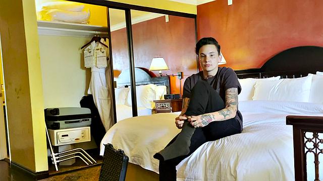 Тонкая татуированная транc-девочка страстно целует шикарную малышку за кадром