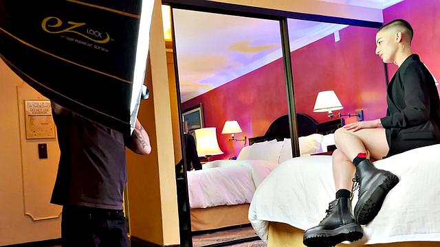 Тонкая татуированная транc-девочка страстно целует шикарную малышку за кадром