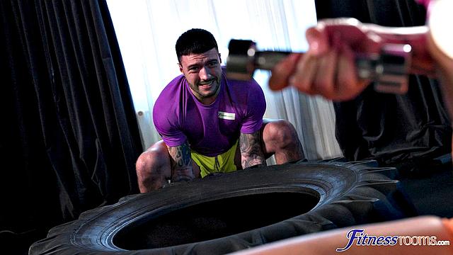 Милая чешская малышка трахается в спортзале
