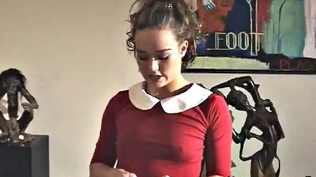 Сняла юбку, покрутила попой и решила устроить грязный стриптиз с раздеванием - вот тебе и развлечение для взрослых.