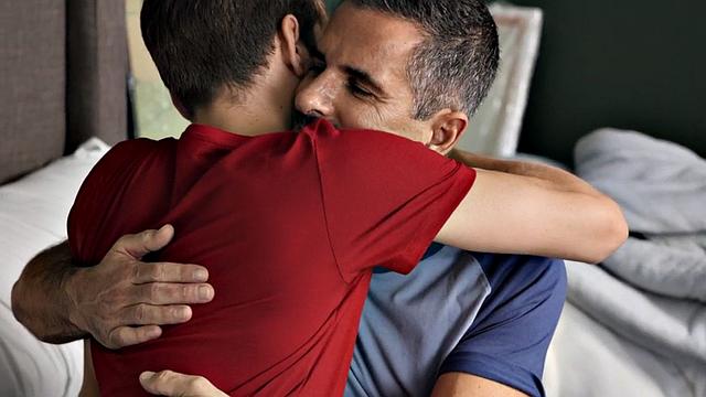 Str8 DILF bareback fucks twink in bedroom till cumshot